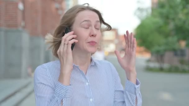 Portrait of Woman Arguing while Talking on Phone, Outdoor — Stock Video