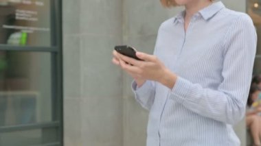 Yürüyen Kadın Akıllı Telefon Kullanıyor, İnternet Taranıyor
