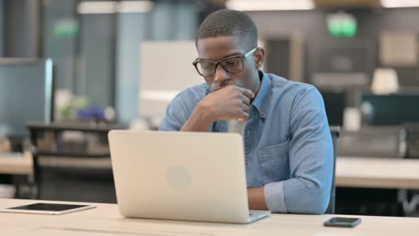 Joven afroamericano pensando en la oficina de trabajo — Vídeo de stock