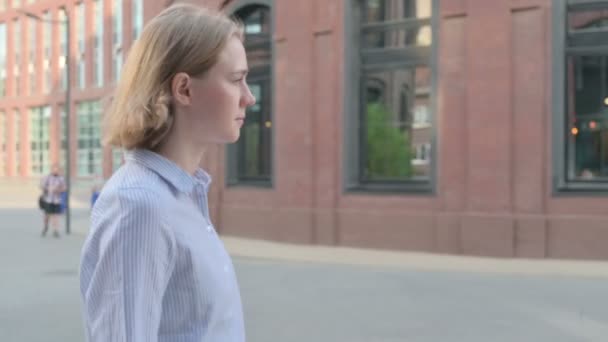 Side View of Woman Walking on the Street — Stock video