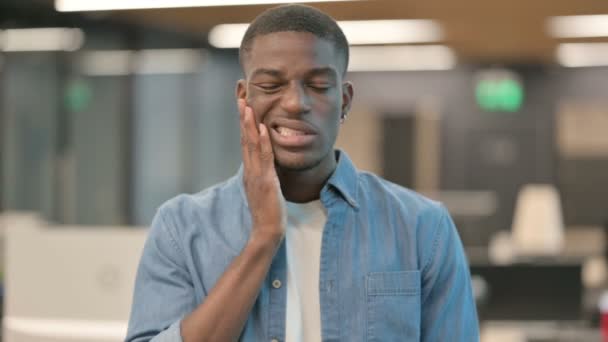Joven afroamericano con dolor de muelas, cavidad — Vídeos de Stock