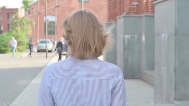 通りを歩く女の風景 — ストック動画