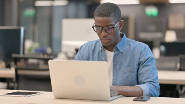 Jonge Afro-Amerikaanse man toont geen gebaar met vinger in Office — Stockvideo