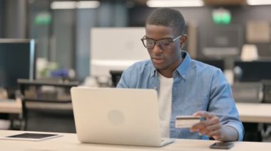 Genç Afrikalı Amerikalı Adam İçin Çevrimiçi Alışveriş Ödemesi Başarısızlığı