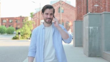 Yürüyen Adam Akıllı Telefon Kullanıyor, Yavaş Hareket 