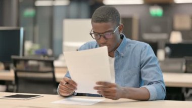 Genç Afrikalı Amerikalı Adam Belge Kaybından Üzülüyor 