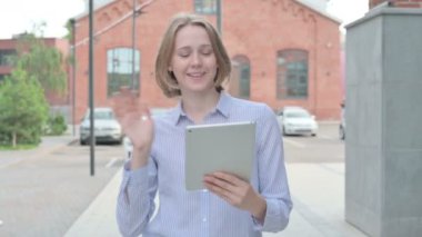 Sokakta Yürürken Video Chaton Tableti yapan Kadın 