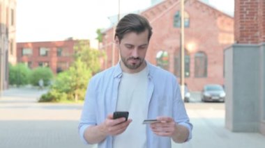 Çevrimiçi Ödeme Başarısı Olan Adam Akıllı Telefondan Sokakta