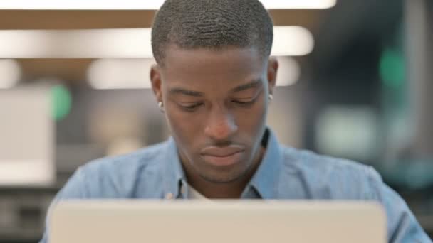 Νεαρός Αφροαμερικανός με πονοκέφαλο που εργάζεται στο Laptop — Αρχείο Βίντεο