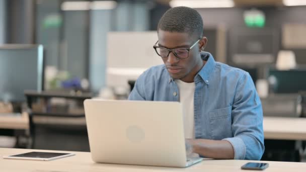 Επιτυχημένος νεαρός Αφροαμερικανός που γιορτάζει στο φορητό υπολογιστή — Αρχείο Βίντεο