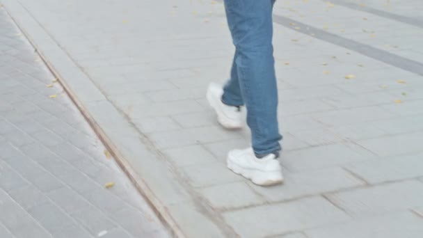 Primo piano Colpo di piede dell'uomo che cammina sul pavimento, vista posteriore — Video Stock