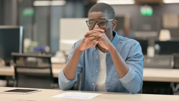 Tânăr afro-american îngrijorat în timp ce stătea în birou — Videoclip de stoc