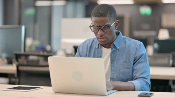 Jeune homme afro-américain se sentant en colère au travail — Video