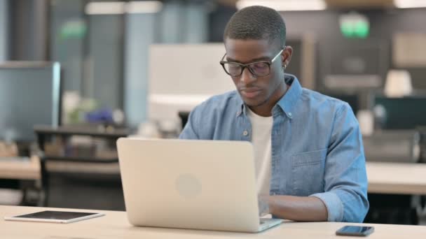 Joven afroamericano sintiéndose sorprendido en el trabajo — Vídeos de Stock