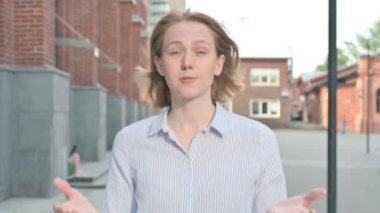 Sokakta Yürürken Çevrimiçi Konuşan Heyecanlı Kadın