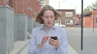 Sokakta Yürürken Akıllı Telefon 'da Kayıp' a Kadın Tepkisi 