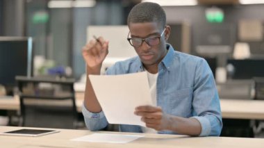 Genç Afrikalı Amerikalı Adam Ofiste Belgeler Okuyor 