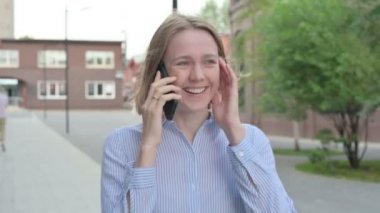 Sokakta Yürürken Telefonda Konuşan Kadın