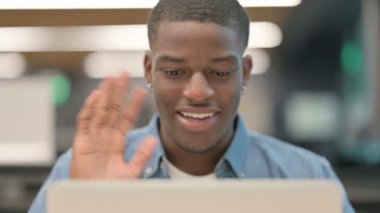 Genç Afrikalı Amerikalı Adam Bilgisayarda Video Konuşuyor 