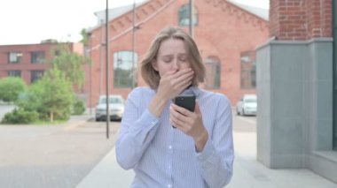 Sokakta Yürürken Akıllı Telefon 'da Kayıp' a Kadın Tepkisi 