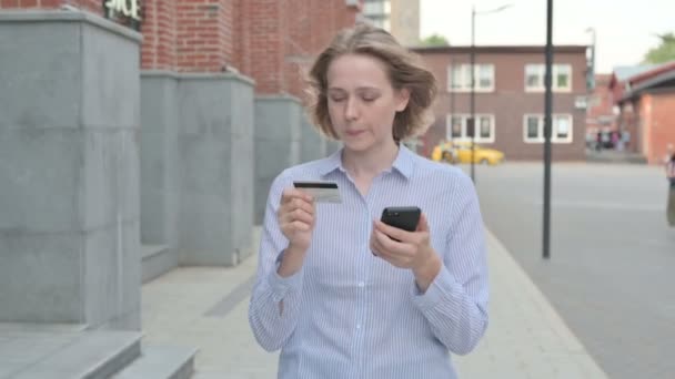 Женщина делает онлайн оплату на смартфоне — стоковое видео