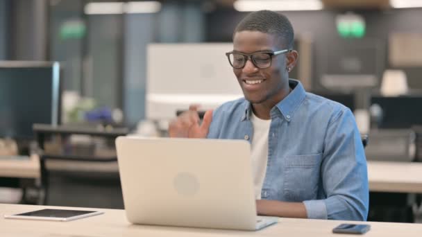 Joven afroamericano hablando en videollamada en el ordenador portátil — Vídeos de Stock