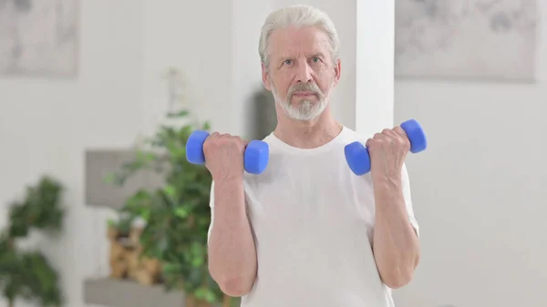 Close-up de Old Man Trabalhando com halteres em casa — Fotografia de Stock