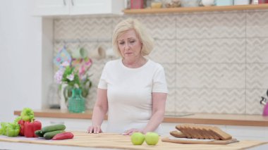 Üzgün Yaşlı Kadın Kictchen 'de Duruyor