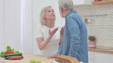 Yaşlı kadın mutfakta ihtiyarla tartışıyor. 