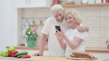 Mutfakta Akıllı Telefon Kullanan Yaşlı Çift