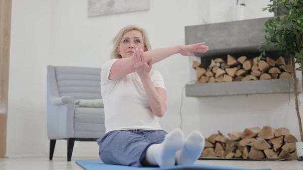 Mulher idosa fazendo exercício em esteira de excercise em casa — Fotografia de Stock