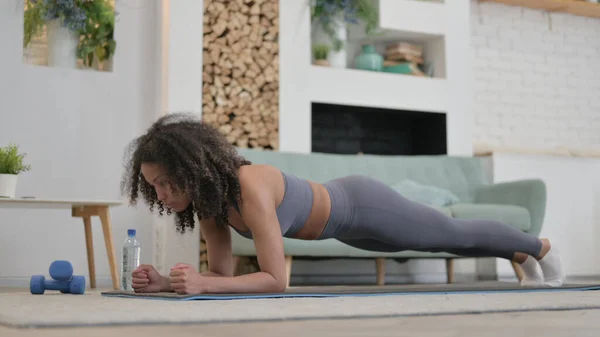 Jonge Afrikaanse vrouw doet Plank on Excercise Mat thuis — Stockfoto