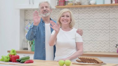 Video Sohbeti sırasında yaşlı çift el sallıyor