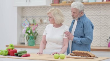 Yaşlı Adam Kictchen 'de Üzgün Yaşlı Kadın' la Konuşuyor