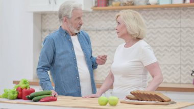 Mutfakta Beklerken Konuşan Yaşlı Çift 
