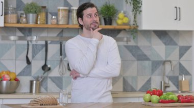 Ciddi Genç Adam Mutfakta Dururken Düşünüyor