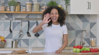 Genç Afrikalı Kadın Mutfakta Beklerken Video Çağrısı Yapıyor