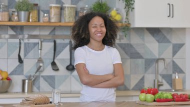 Afrikalı Kadın Mutfakta Dururken Kameraya Gülümsüyor