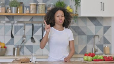 Genç Afrikalı Kadın Mutfaktayken Kafasını Sallıyor
