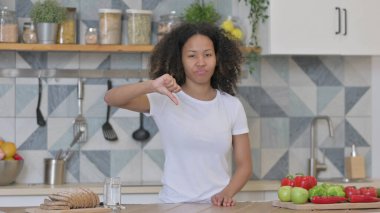 Mutfakta Ayakta Dururken Başparmağını gösteren Afrikalı Kadın