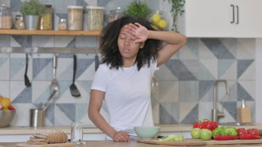 Afrikalı Kadın Mutfakta Yemek Pişirirken Yorgun Hissediyor