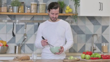 Sağlıklı Genç Adam Mutfakta Yemek Pişiriyor