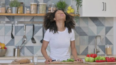 Afrikalı Kadın Mutfakta Sebze Keserken Yorgun Hissediyor