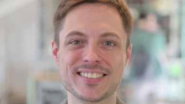 Kameraya gülümseyen adama yaklaş. 