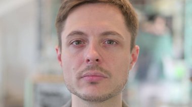 Kameraya bakan genç adama yaklaş. 