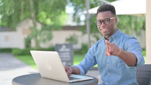 Afrikansk man pekande på kameran, utomhus — Stockfoto