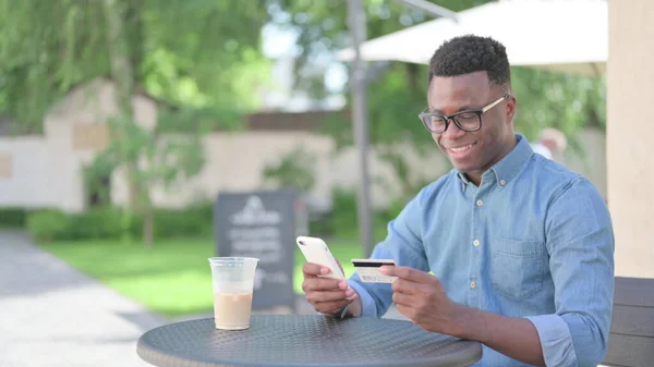 Afrikalı Adam 'ın Akıllı Telefonla Başarılı Çevrimiçi Ödemesi — Stok fotoğraf