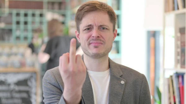 Porträtt av Ung Man visar Mellersta Finger Sign — Stockfoto