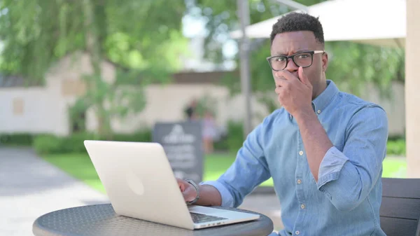 Dizüstü bilgisayarı olan Afrikalı Adam şok oldu, açık havada. — Stok fotoğraf
