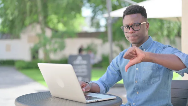 Outdoor Cafe 'de dizüstü bilgisayarlı Afrikalı Adam Başparmaklarını Yuttu — Stok fotoğraf
